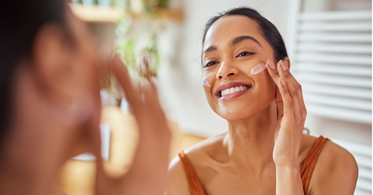 Produk skincare asli dengan label verifikasi Shieldtag sebagai bagian dari rutinitas self-care