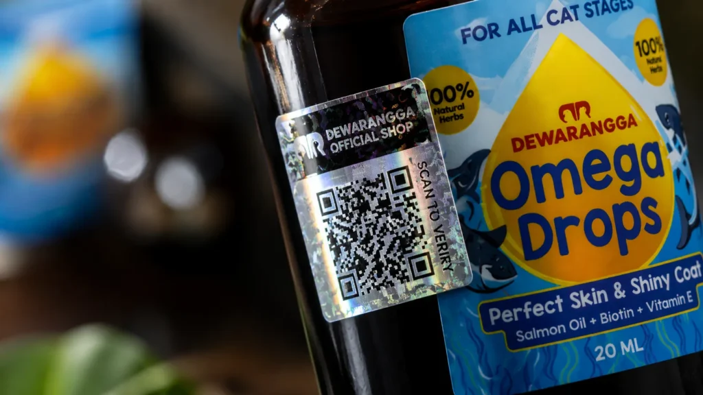 Close up stiker hologram pintar Shieldtag dengan QR code pada botol Dewarangga Omega Drops.