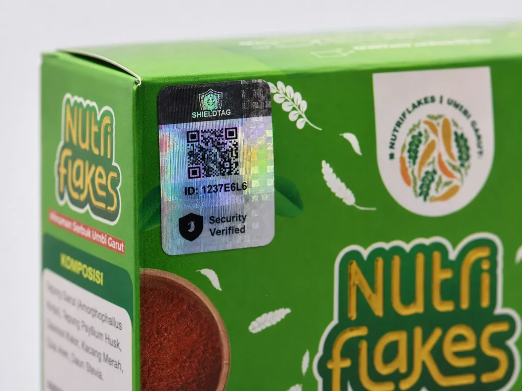 Close up stiker hologram pintar Shieldtag dengan QR code pada kemasan Nutriflakes.