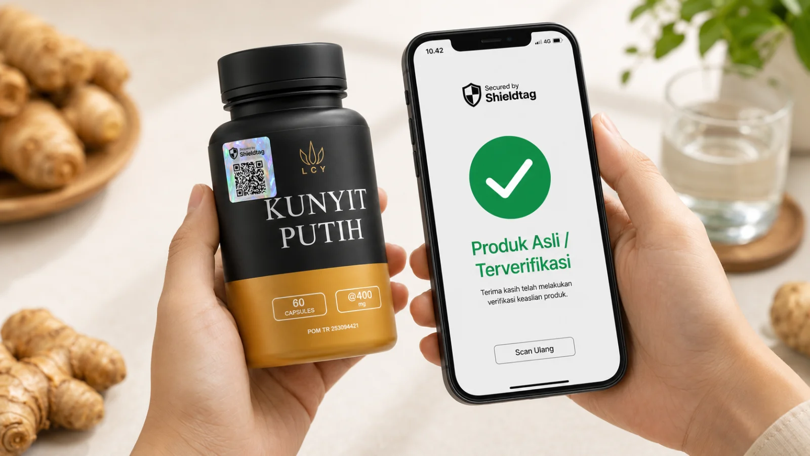 Konsumen memindai kode QR Shieldtag pada botol LCY untuk cek keaslian produk