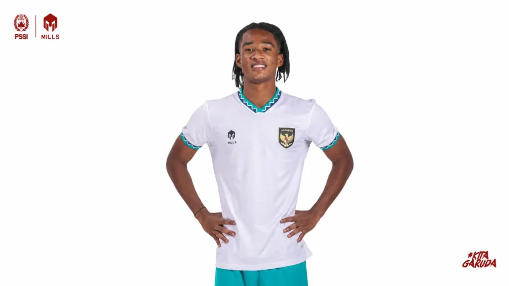 Pemain Timnas Indonesia mengenakan jersey Mills putih dengan logo Garuda