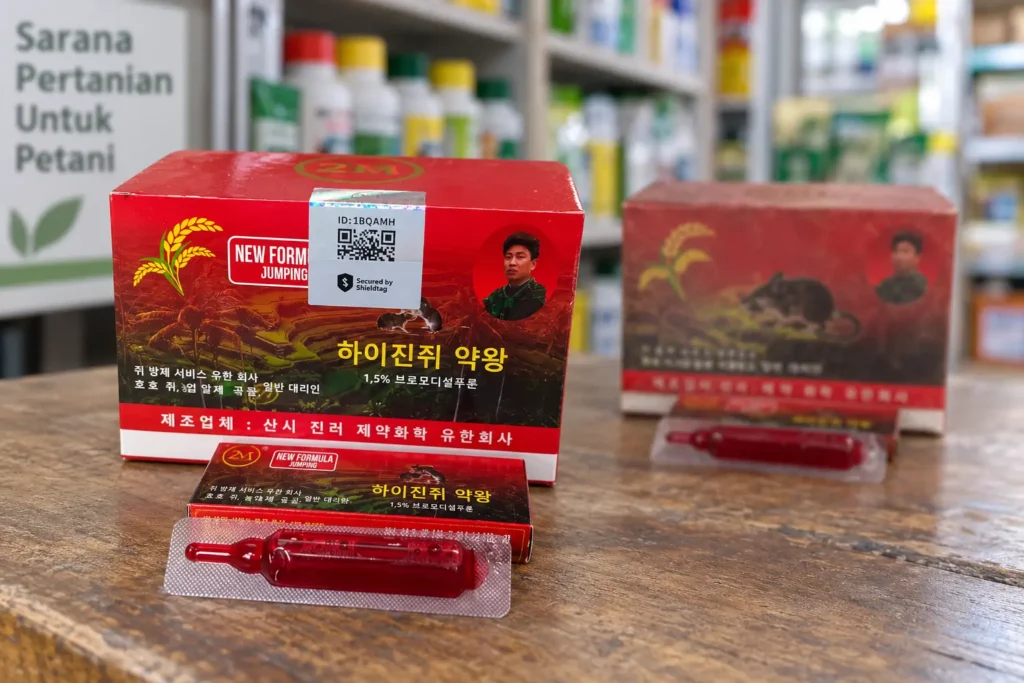 Perbandingan Racun Tikus 2M asli berhologram Shieldtag dengan produk mencurigakan di toko pertanian.